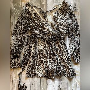 Women’s Medium Animal Leopard Print Long Sleeve Romper With Belt.